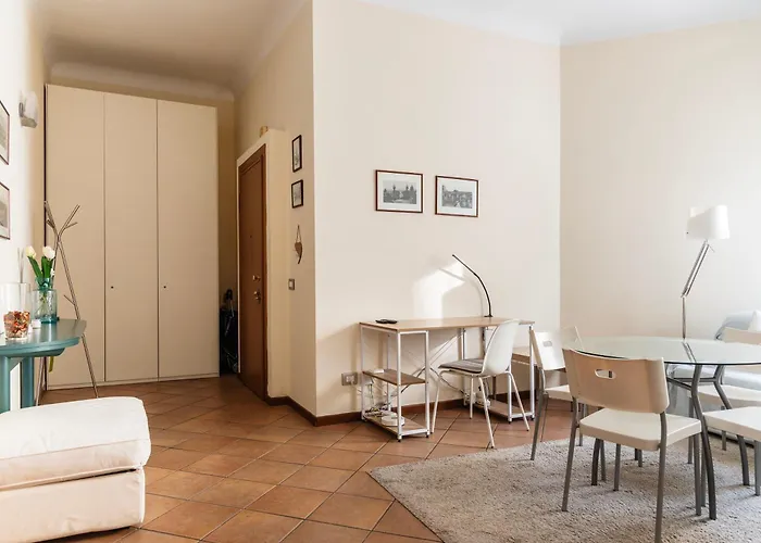 Youhosty - Compagnoni 8 * ميلان